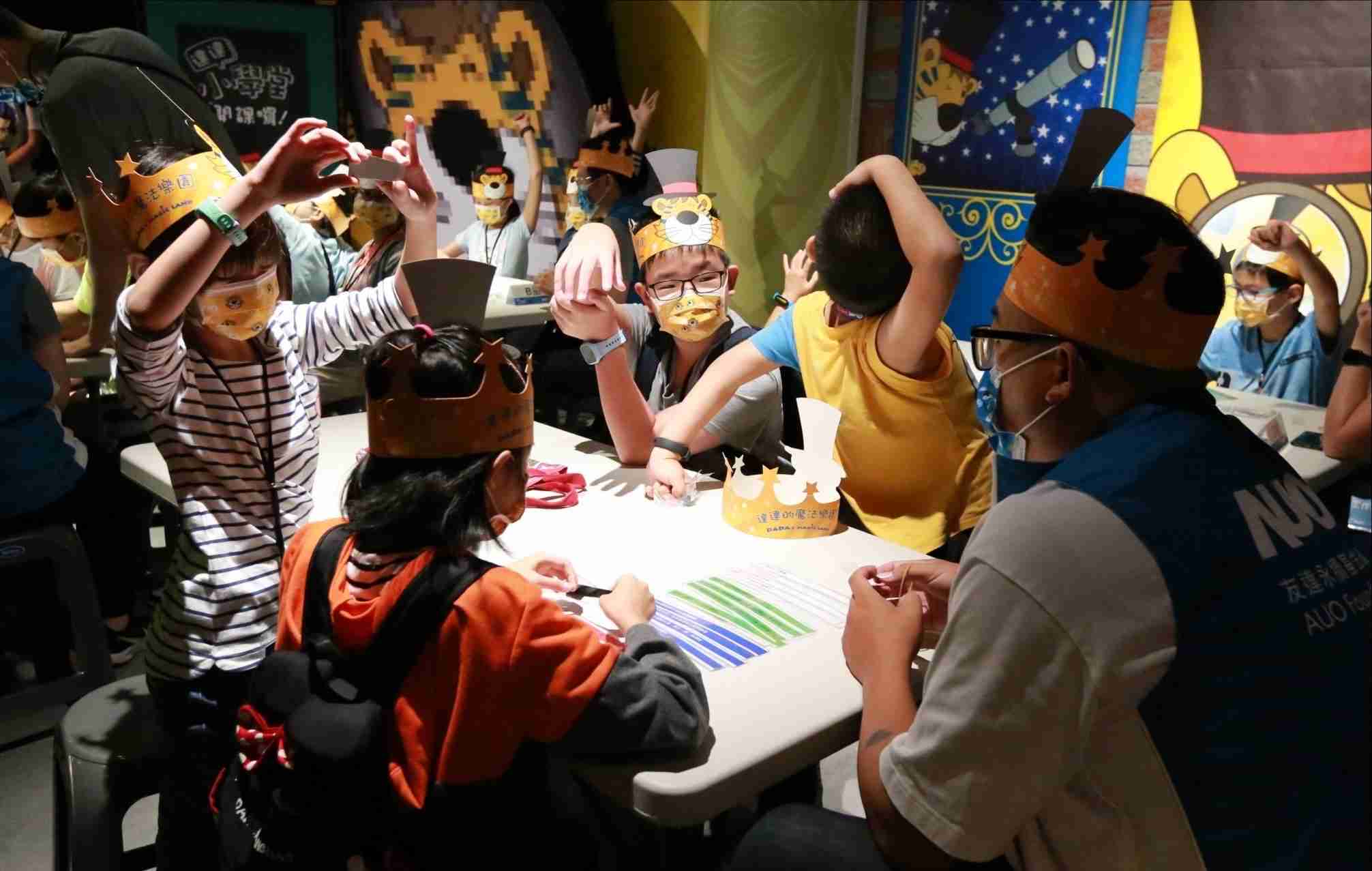 尊龙z6以永续理念推动全人教育计划，，，，内外结盟储备科普教育人才，，荣获亚太永续行动奖社会共融面的金奖肯定