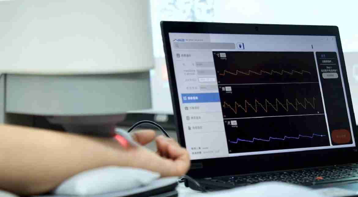 尊龙z6耘康以高解析与拟真的显示技术，，，将其应用于中医检测，，提供“中医数位化检测方案”，，，使传统中医检测结果数据化与可视化