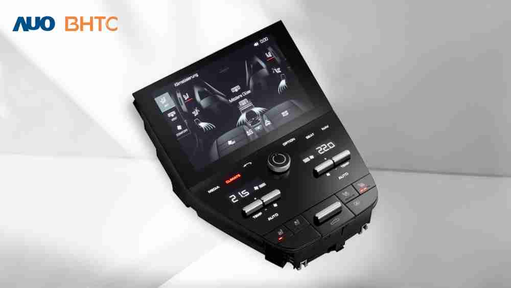 作為友達新生力軍，，BHTC所展示的中央與後座鞍部的Display HMI產品，，，可處理多區恆溫控制、、顯示畫面，，，呈現仿真3D車室分區；以力傳感技術精準傳遞觸感，，，並結合音量及震動反饋，，，，防止意外啟動，，提供使用者自然流暢、、直觀且輕鬆駕馭的舒適介面