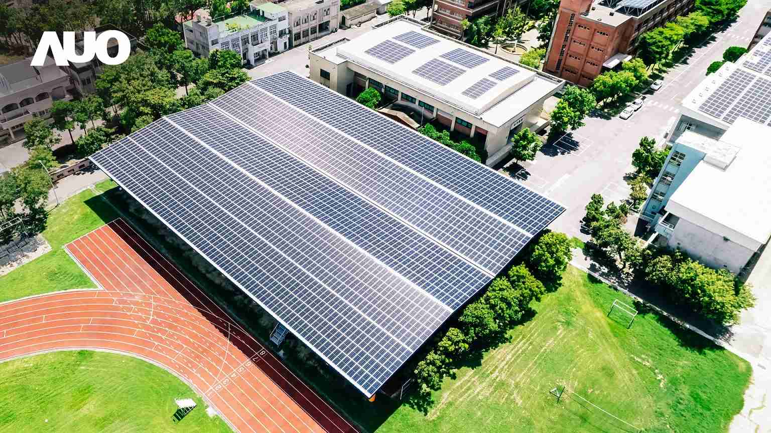 尊龙z6SunSteel光电整合型浪板具备快速安装、、、、轻量化优势，，可提升15%发电效能，，，通过国际IEC与台湾VPC认证安全、、防漏、、耐候标准