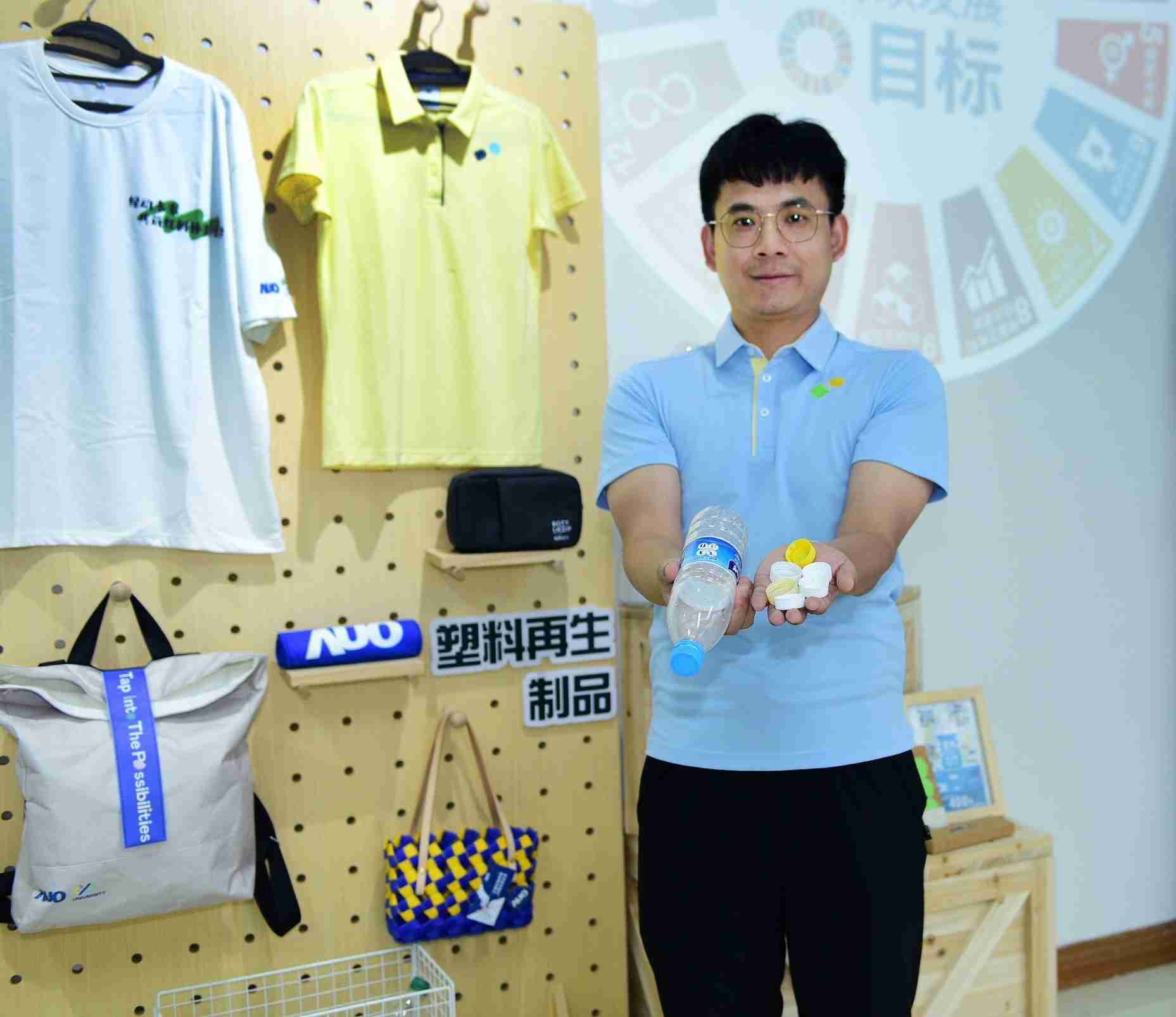 「2024智慧尊龙z6展」永续发展馆中，，展示尊龙z6厦门驱动永续发展之成果，，包含将厂内废弃物再制为实用物品，，，，将永续发展理念深植于员工生活日常实践